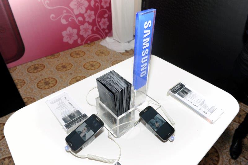 Samsung представила сматфоны La Fleur в формате закрытого фэшн-показа