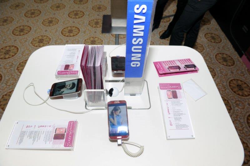Samsung представила сматфоны La Fleur в формате закрытого фэшн-показа