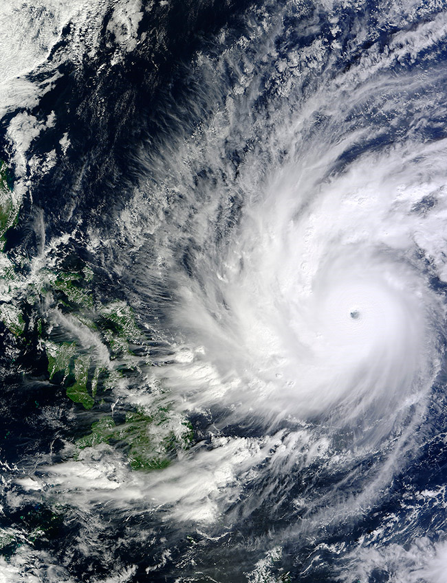 Тайфун из космоса на завораживающем фото NASA