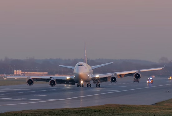 Гигантский Boeing 747 приземляется со сломанным шасси - видео