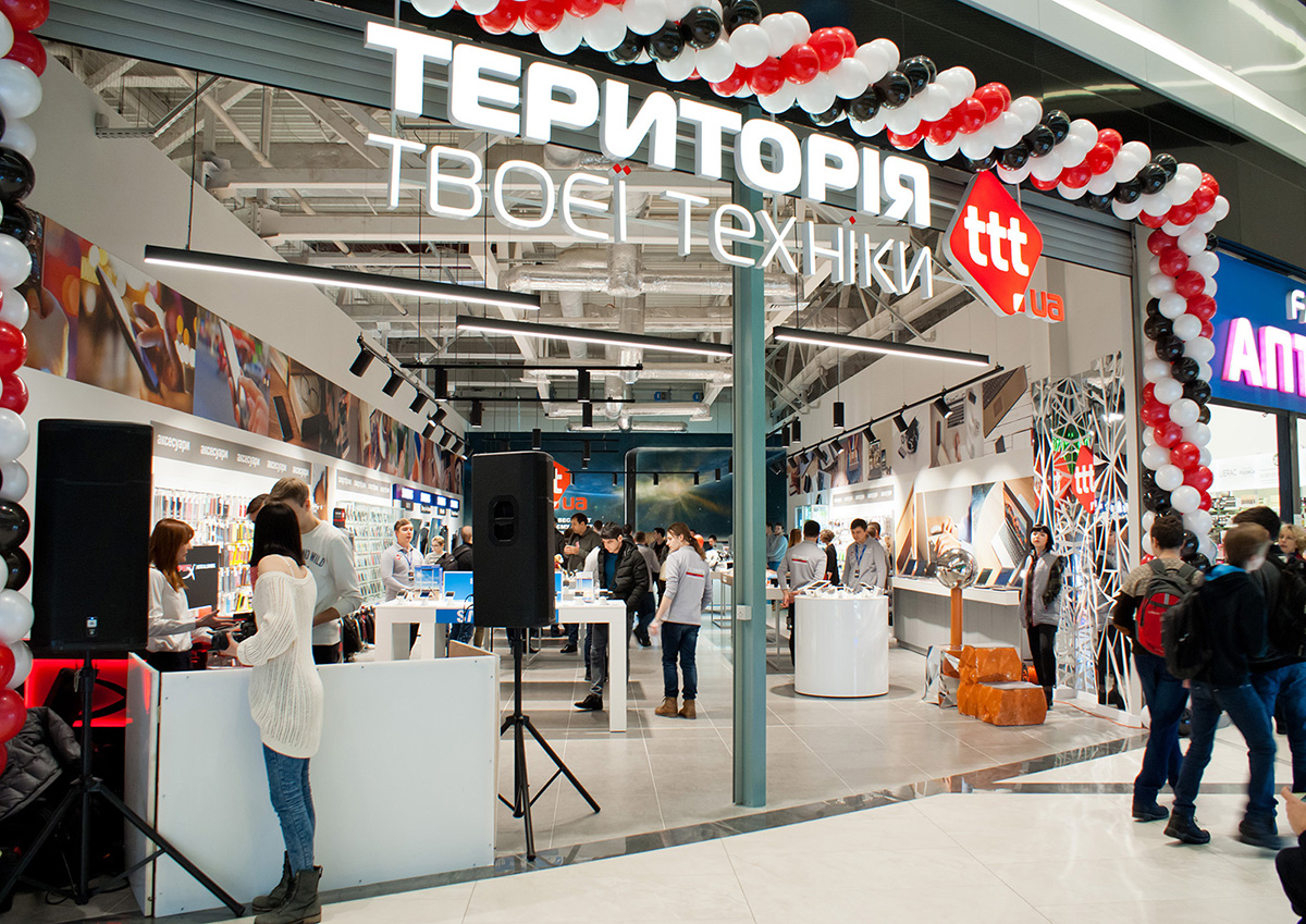 На открытии магазина электроники ttt.ua показали техноплатье со встроенными экранами
