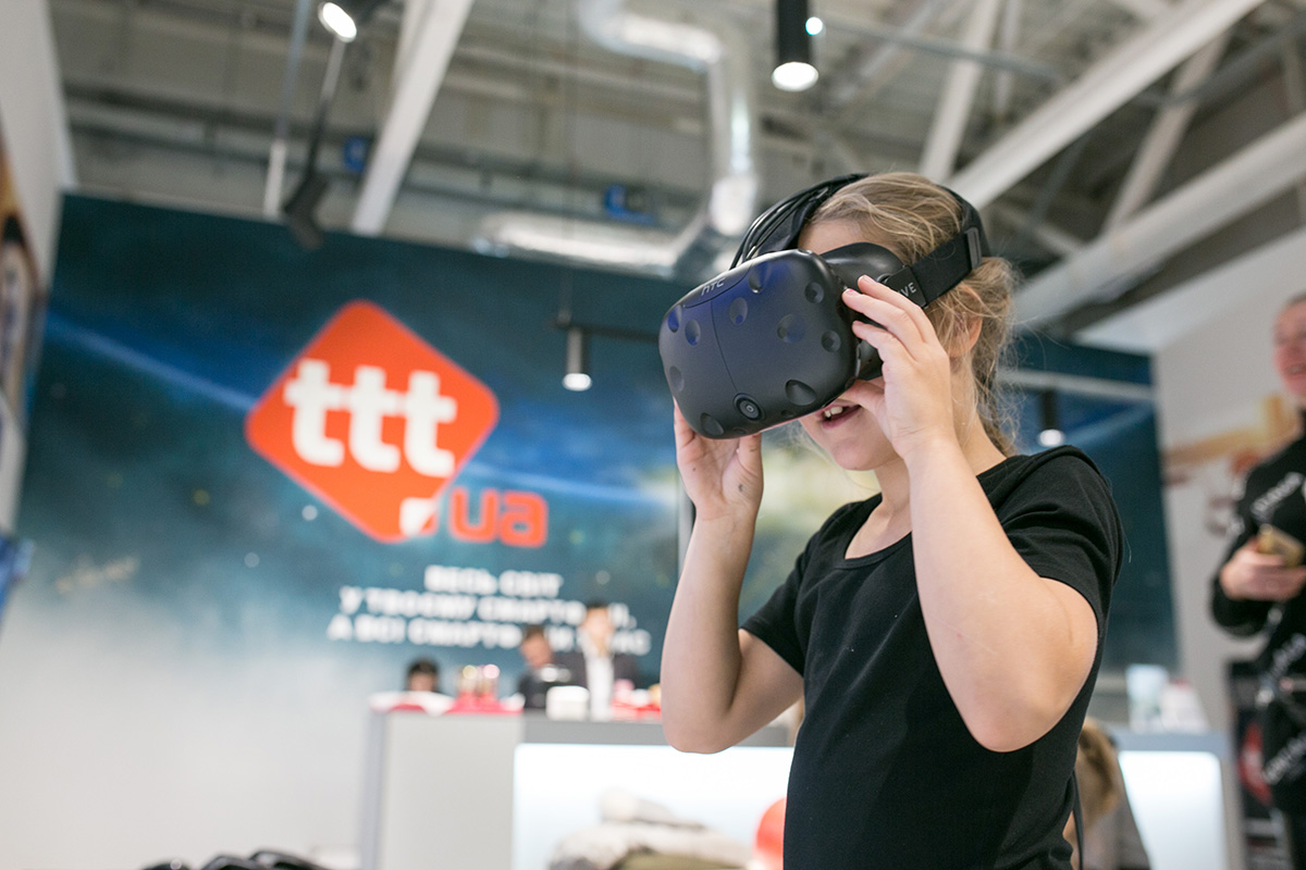На открытии магазина электроники ttt.ua показали техноплатье со встроенными экранами