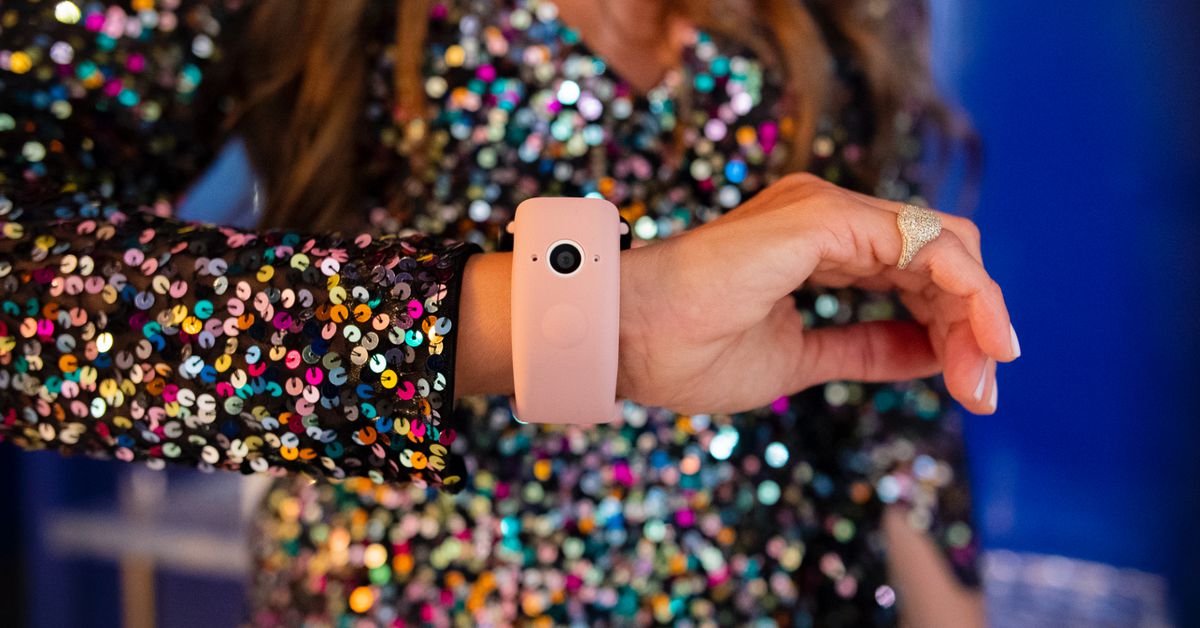 Wristcam: самый уродливый ремешок для Apple Watch, зато со встроенной камерой