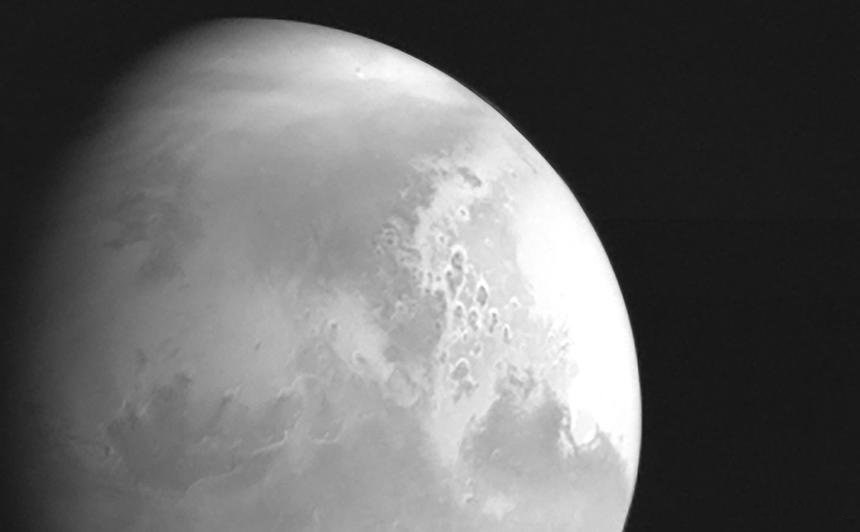 Китайский космический аппарат передал первые изображения поверхности Марса