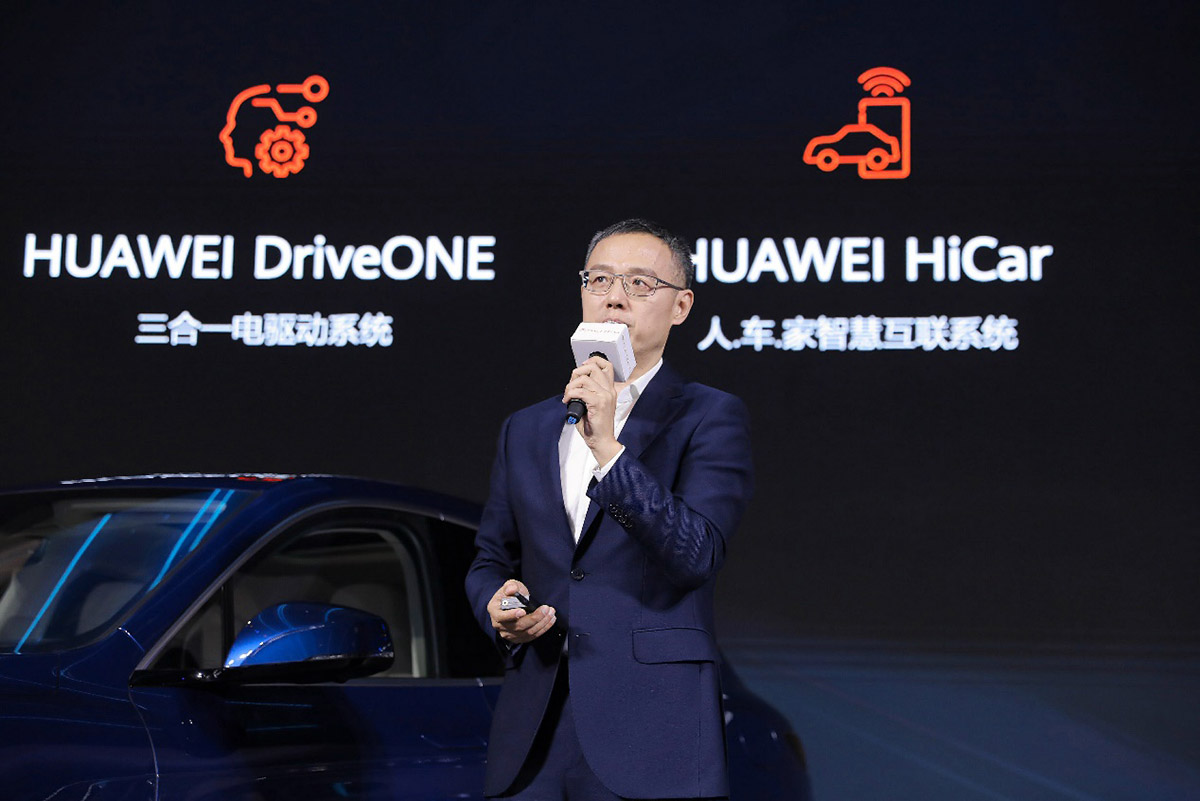 Huawei начинает продажи автомобиля Seres SF5 в своих флагманских магазинах в Китае