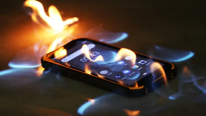 Чому вибухають акумулятори смартфонів і як цьому запобігти